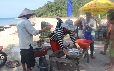 Nằm lọt thỏm giữa một bên là biển xanh cát trắng sóng vỗ rì rào, một bên là vách núi cheo leo,  chợ hải sản tươi sống trên đảo Cù Lao Chàm không chỉ làm hài lòng người mua bởi những loại hải sản tươi ngon độc đáo mà còn chinh phục du khách bởi cảnh quan tự nhiên đẹp miễn chê.